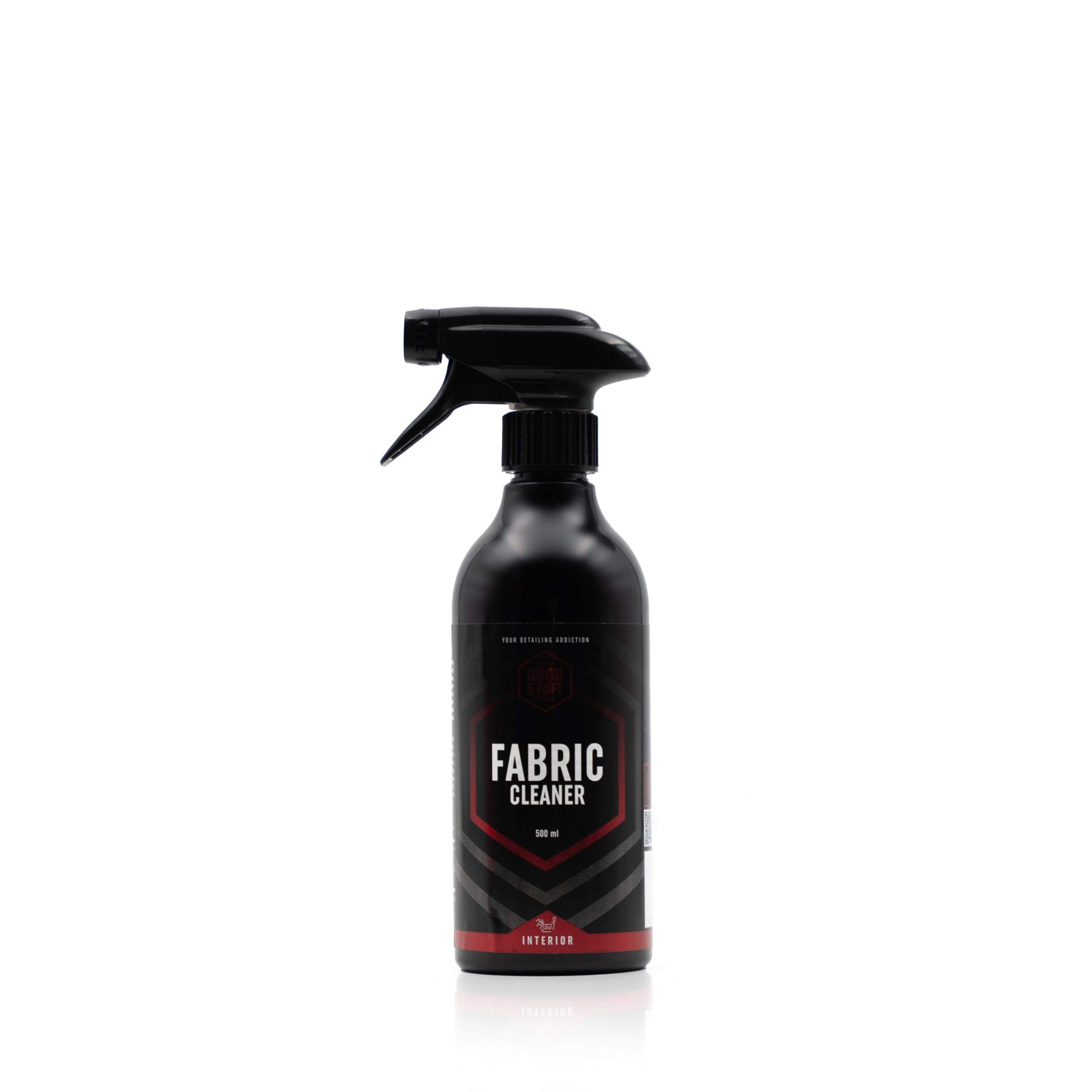 Una botella de spray negra con la etiqueta Fabric Cleaner con detalles rojos y plateados se centra sobre un fondo blanco liso, ideal para Limpieza interior del coche y perfecto entre los productos para limpiar coche.