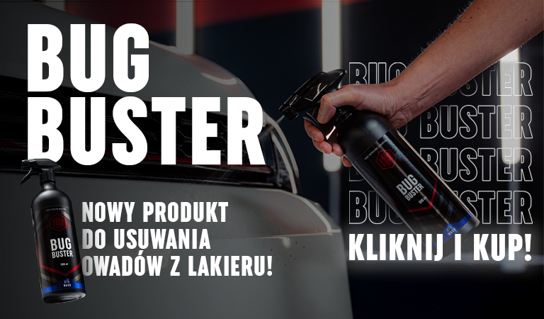 Ręka rozpyla środek czyszczący Bug Buster na przedni zderzak samochodu. Polski tekst promuje ten samochodowy niezbędnik do usuwania owadów z lakieru. Kliknij i kup! Butelki Bug Buster, zaufanego kosmetyku samochodowego, są również prezentowane.