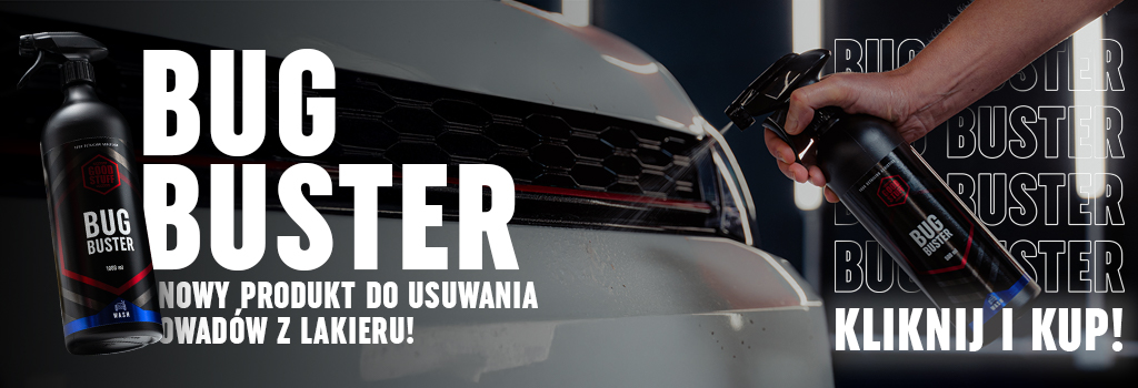 Zbliżenie na przód samochodu z osobą rozpylającą środek czyszczący Bug Buster z czarnej butelki. Tekst w języku polskim promuje produkt do usuwania owadów z lakieru samochodowego, idealny przed użyciem szamponu samochodowego lub wosku SiO2 w celu uzyskania nieskazitelnego wykończenia.