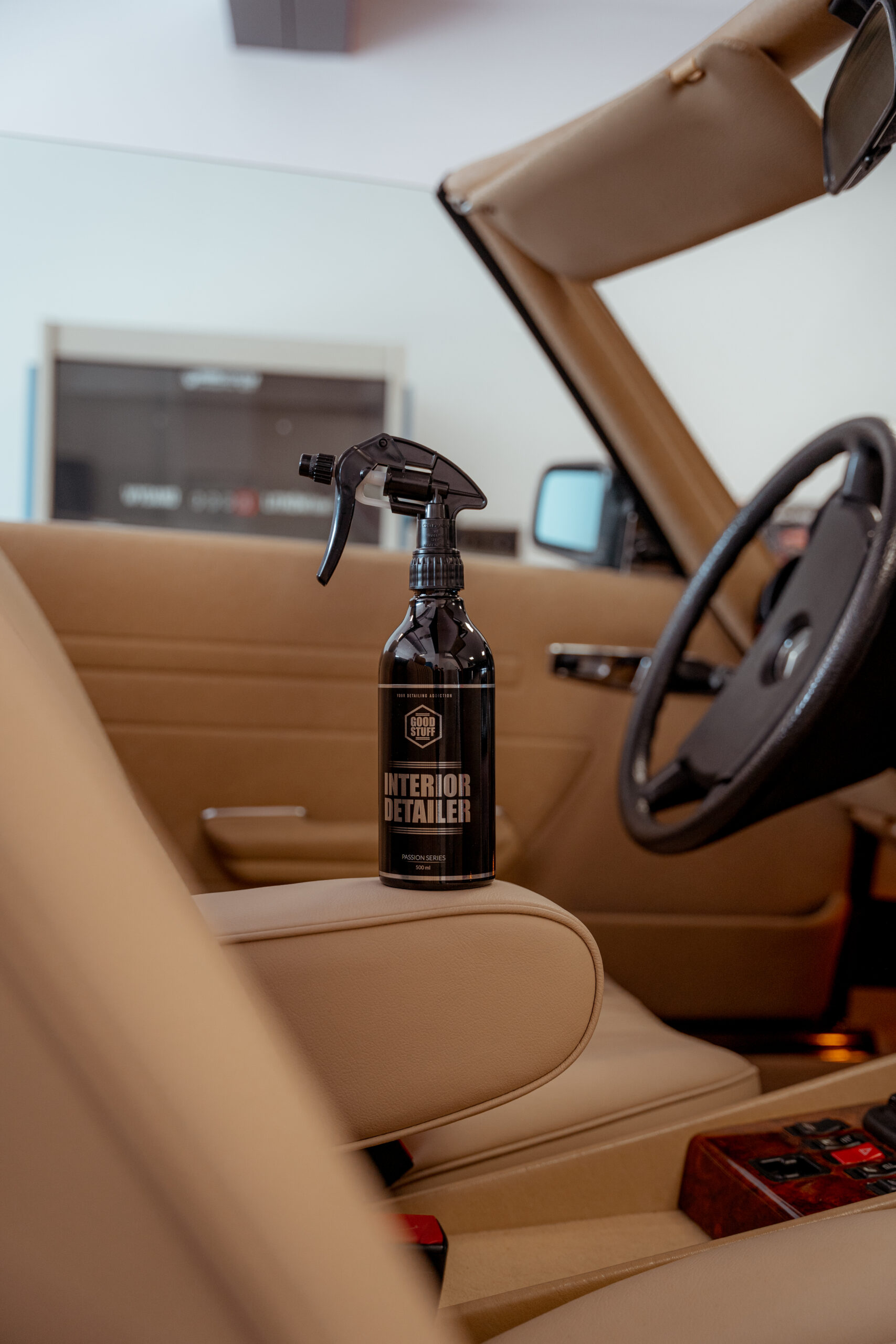 Good Stuff Interior Detailer auf Innenraumkunststoffen und Zierleisten aufgetragen