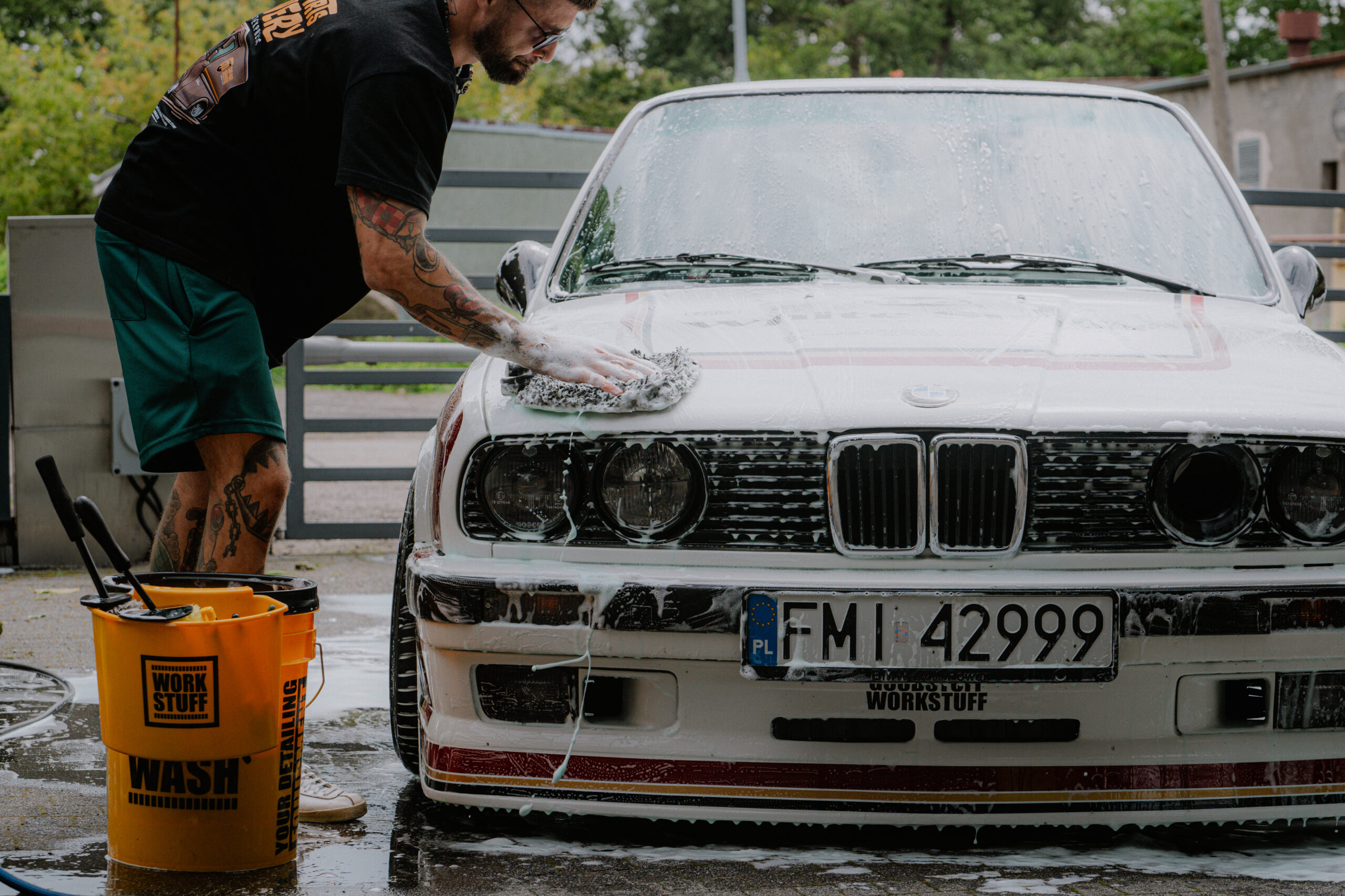 Znaczenie Pre-Wash w Detailingu Samochodowym – Jak Chronić Lakier i Uzyskać Perfekcyjne Wykończenie