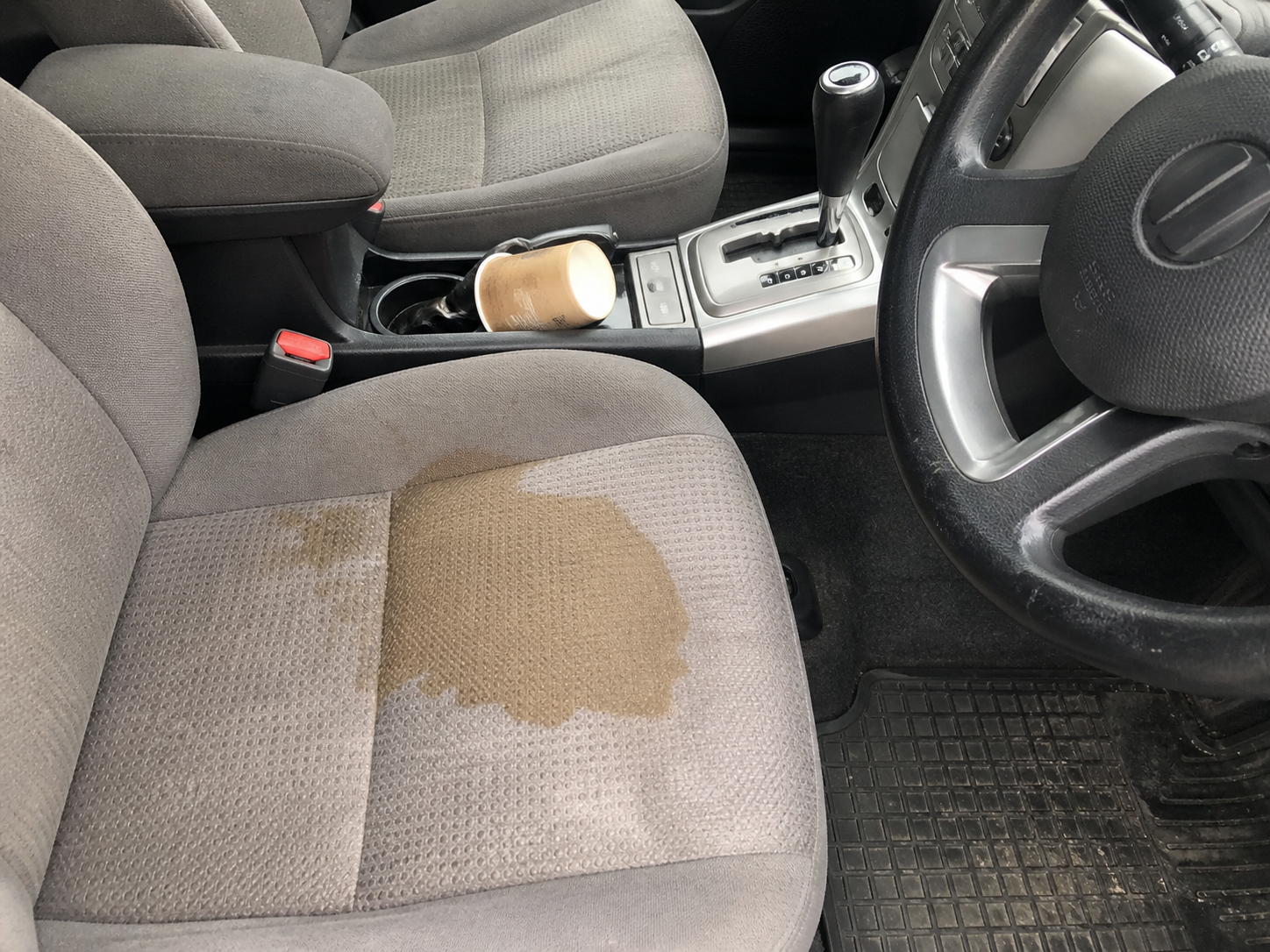 Mancha en asiento de tela del coche antes de limpiar