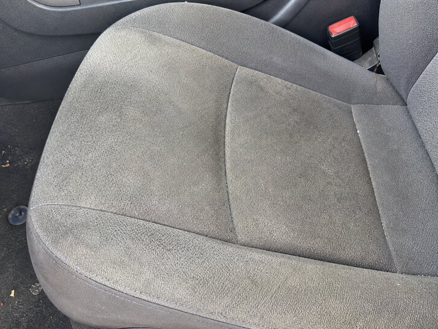 Asiento de tela limpio después del detailing interior
