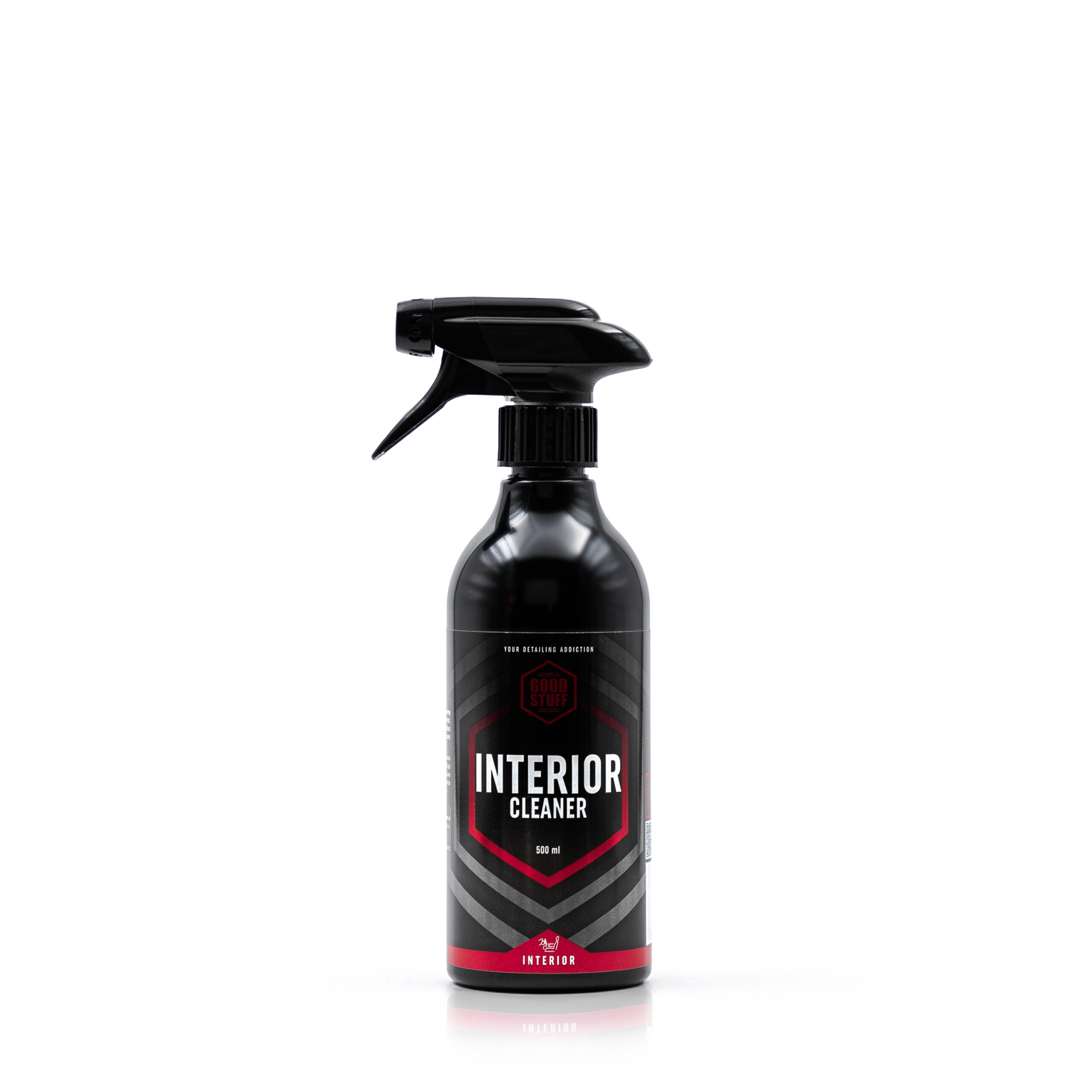 Na białym tle stoi pionowo czarna butelka z rozpylaczem z napisem „Interior Cleaner” i czerwono-białymi akcentami. Ta butelka o pojemności 500 ml marki Good Stuff produkty wnętrze jest wyposażona w rozpylacz z spustem i doskonale nadaje się do czyszczenia skórzanych elementów wnętrza samochodu.