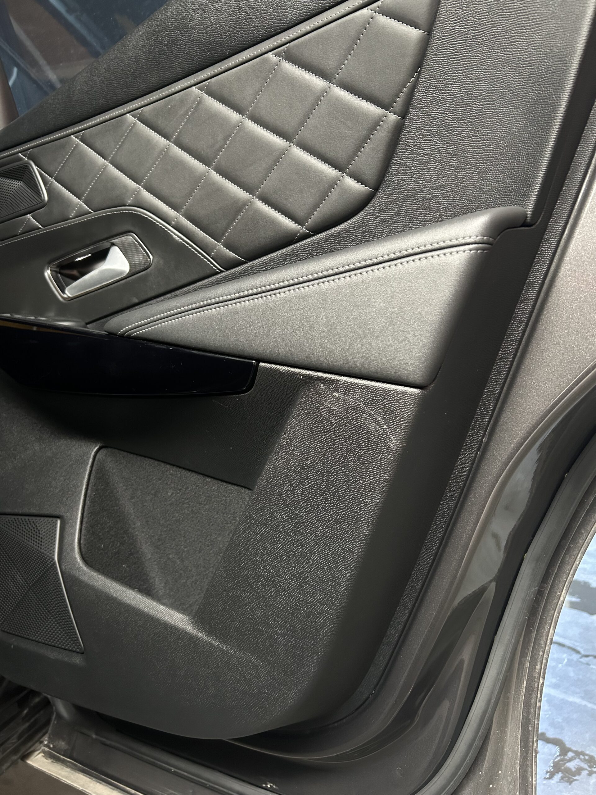 Plastik we wnętrzu samochodu przed czyszczeniem Interior Cleaner