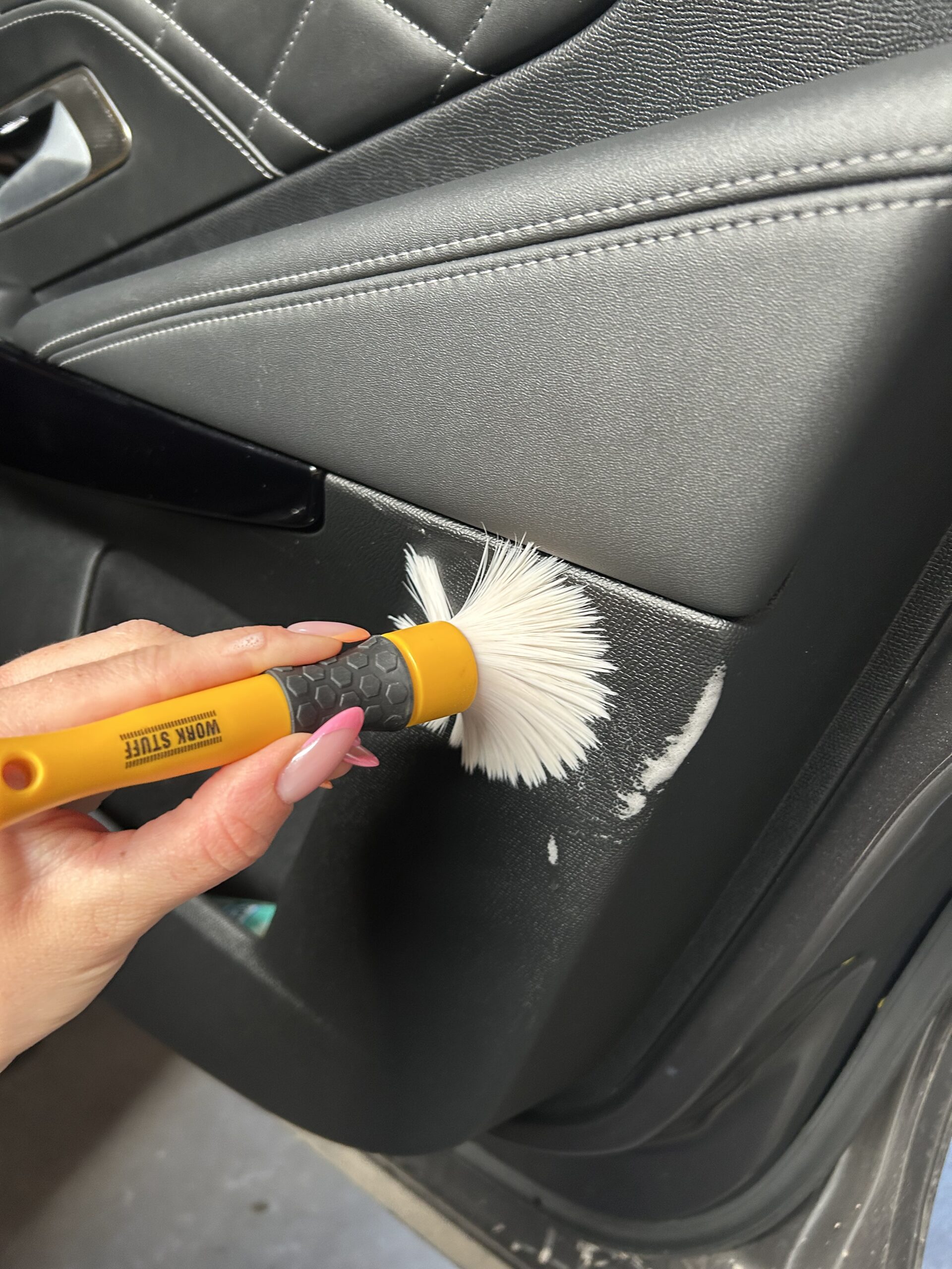 Pędzel Work Stuff Ultra Grip używany z Good Stuff Interior Cleaner