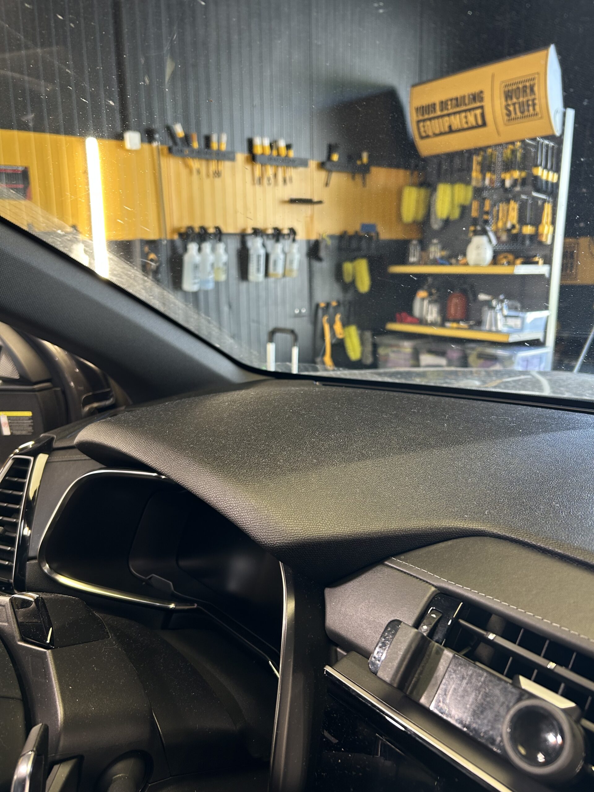 Zakurzony kokpit przed użyciem Good Stuff Interior Detailer