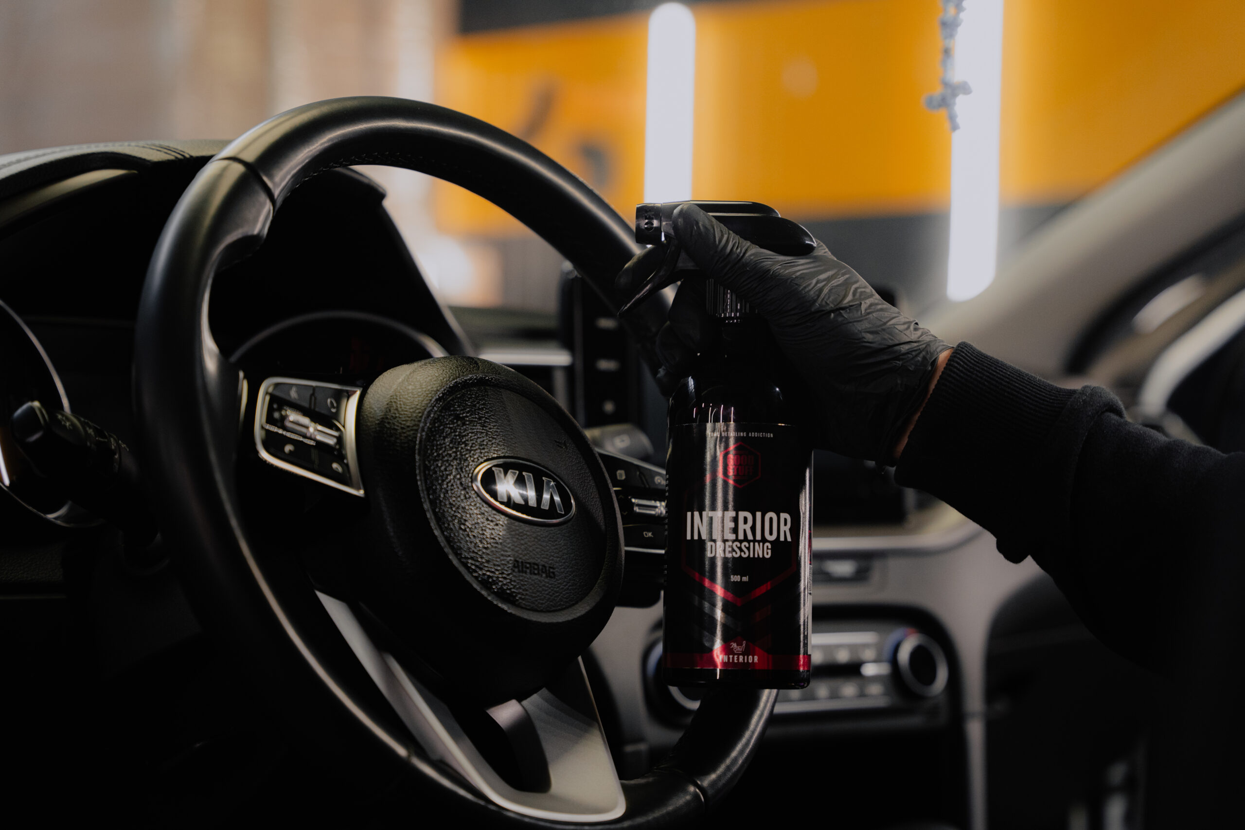 Interior Cleaner vs Interior Detailer vs Interior Dressing: Czego użyć do czyszczenia wnętrza auta?