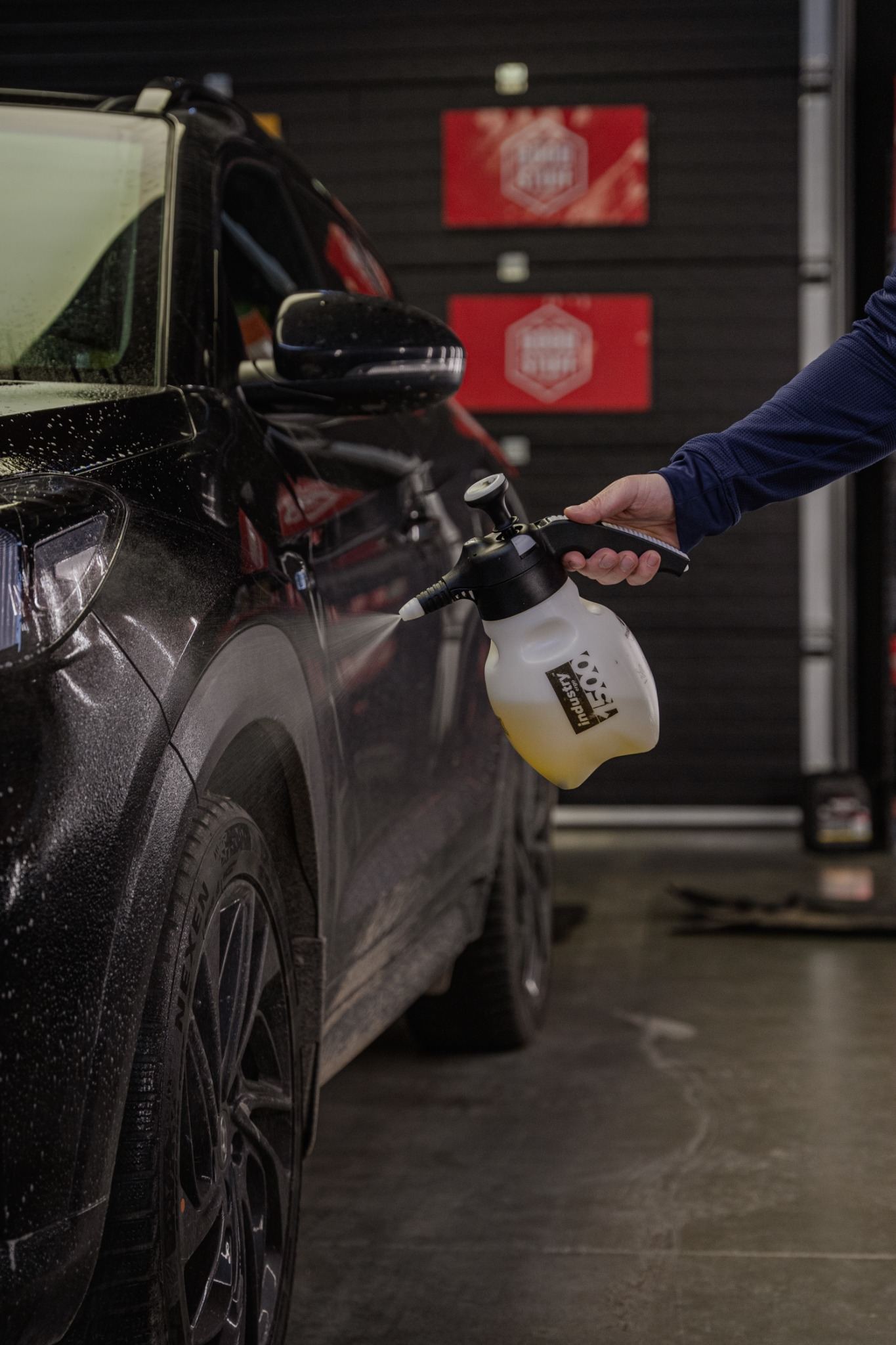 Applying pre-wash cleaner to road film before the contact wash